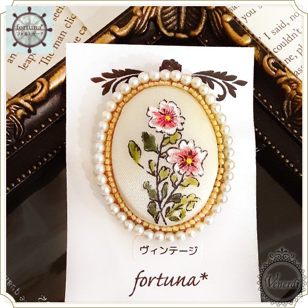 ヴィンテージ ビーズ刺繍のお花のブローチ ハンドメイド アート 絵画
