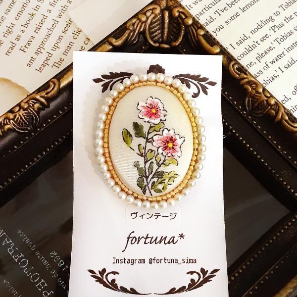 ヴィンテージ ビーズ刺繍のお花のブローチ ハンドメイド アート