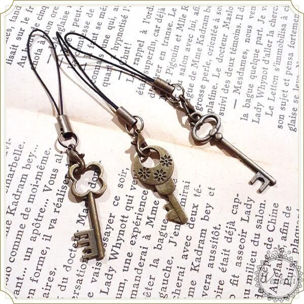 アンティーク 鍵 ストラップ シンプル 2本 チャーム キーホルダー レトロ 神戸の雑貨屋 Venerdi Store 通販サイト アンティーク 鍵 ストラップ シンプル 2本 チャーム キーホルダー レトロ 神戸の雑貨屋 Venerdi Store 通販サイト