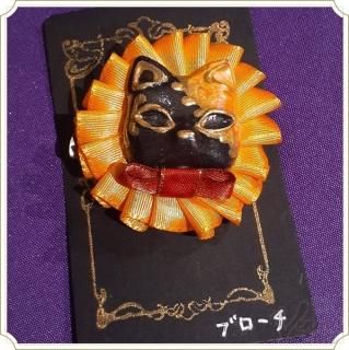 ネコ面ブローチ（小）