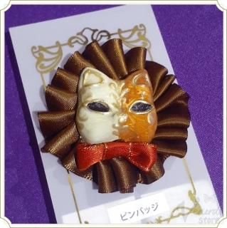 ネコ面ピンバッジ