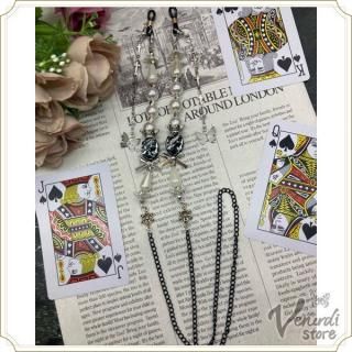 The white queen's dignity glasses chain