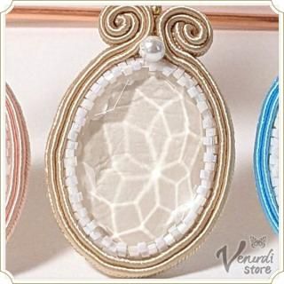 光の影が落ちるオーバルピアス　ベージュ