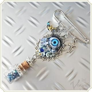 <img class='new_mark_img1' src='https://img.shop-pro.jp/img/new/icons14.gif' style='border:none;display:inline;margin:0px;padding:0px;width:auto;' />目玉のゴシック小瓶付きカブトピン(青)