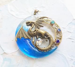 <img class='new_mark_img1' src='https://img.shop-pro.jp/img/new/icons26.gif' style='border:none;display:inline;margin:0px;padding:0px;width:auto;' />月とドラゴンのキーホルダー（アンティーク風）