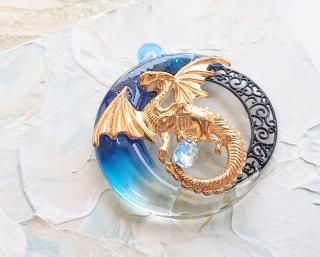 <img class='new_mark_img1' src='https://img.shop-pro.jp/img/new/icons26.gif' style='border:none;display:inline;margin:0px;padding:0px;width:auto;' />月とドラゴンのキーホルダー（ゴールド）