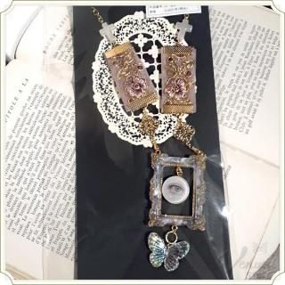 <img class='new_mark_img1' src='https://img.shop-pro.jp/img/new/icons26.gif' style='border:none;display:inline;margin:0px;padding:0px;width:auto;' />額縁のネックレス
