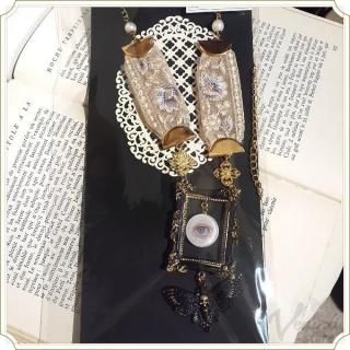<img class='new_mark_img1' src='https://img.shop-pro.jp/img/new/icons26.gif' style='border:none;display:inline;margin:0px;padding:0px;width:auto;' />額縁のネックレス