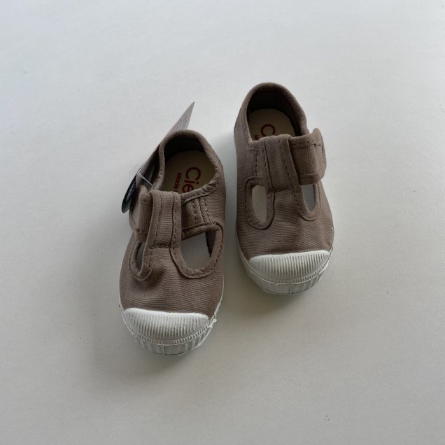 <img class='new_mark_img1' src='https://img.shop-pro.jp/img/new/icons56.gif' style='border:none;display:inline;margin:0px;padding:0px;width:auto;' /> CIENTA. Velcro Tstrap Shose / BEIGE