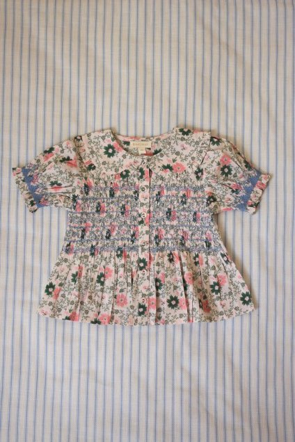 <img class='new_mark_img1' src='https://img.shop-pro.jp/img/new/icons14.gif' style='border:none;display:inline;margin:0px;padding:0px;width:auto;' />SS24 Bonjour Diary Smocked meadow blouse in flowers(2y,4y,6y,8y)