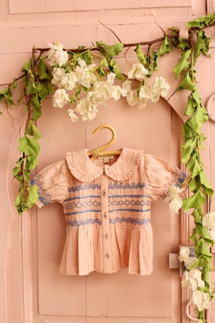 <img class='new_mark_img1' src='https://img.shop-pro.jp/img/new/icons14.gif' style='border:none;display:inline;margin:0px;padding:0px;width:auto;' />SS24 Bonjour Diary HANDSMOCK BLOUSE Light pink organic check voile (12m,2y)