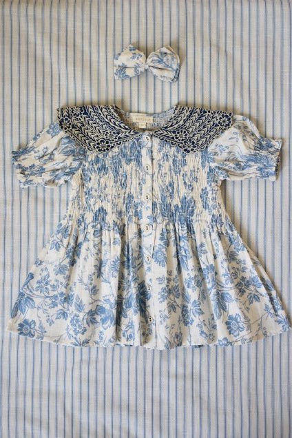 <img class='new_mark_img1' src='https://img.shop-pro.jp/img/new/icons14.gif' style='border:none;display:inline;margin:0px;padding:0px;width:auto;' />SS24 Bonjour DiaryBlue flower wallpaper tunic and bow barrette(2,4,6,8y)