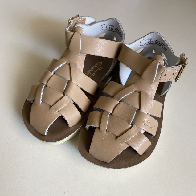 <img class='new_mark_img1' src='https://img.shop-pro.jp/img/new/icons14.gif' style='border:none;display:inline;margin:0px;padding:0px;width:auto;' />SaltWater Sandals / Shark Latte