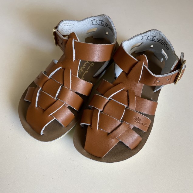 <img class='new_mark_img1' src='https://img.shop-pro.jp/img/new/icons14.gif' style='border:none;display:inline;margin:0px;padding:0px;width:auto;' />SaltWater Sandals / Shark Tan