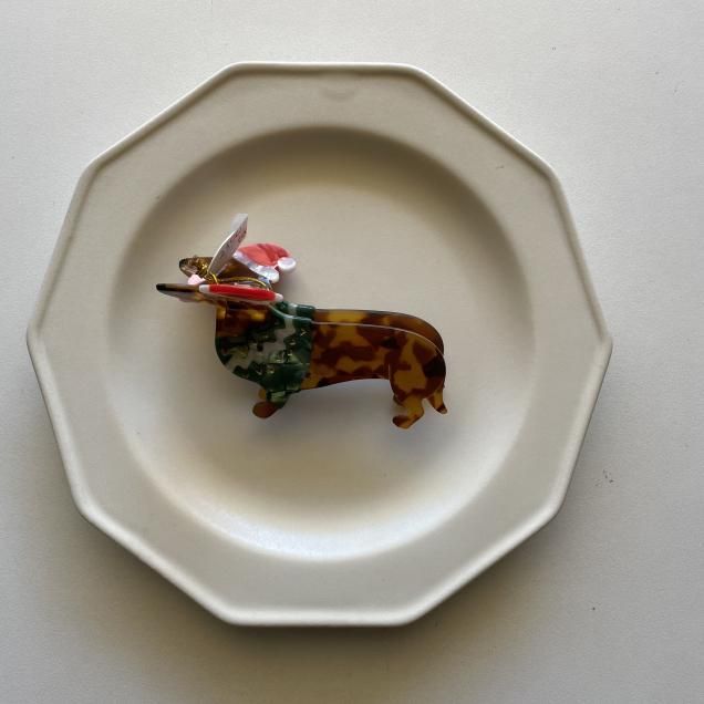 <img class='new_mark_img1' src='https://img.shop-pro.jp/img/new/icons14.gif' style='border:none;display:inline;margin:0px;padding:0px;width:auto;' />CHILLY DACHSHUND HAIR CLAW
