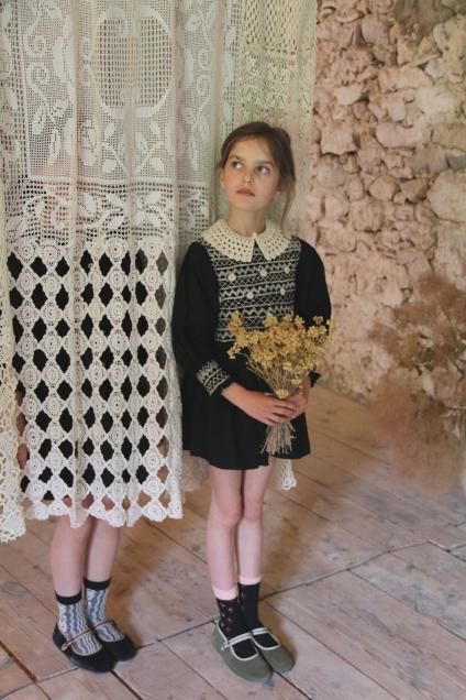 <img class='new_mark_img1' src='https://img.shop-pro.jp/img/new/icons14.gif' style='border:none;display:inline;margin:0px;padding:0px;width:auto;' />AW25  Bonjour Diary Handsmock blouse with crochet collar  / black dot print  2,4,6,8Y