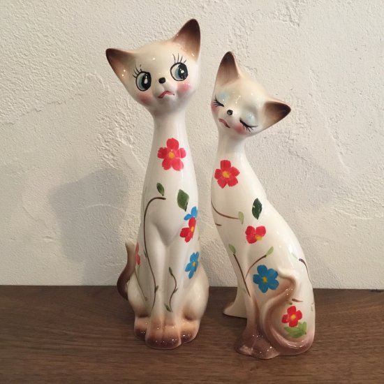 陶器製 ネコの置物 ペア 〈花柄〉