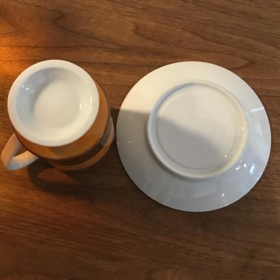 ミッドセンチュリーなオレンジ×ブラウンのカップ＆ソーサー