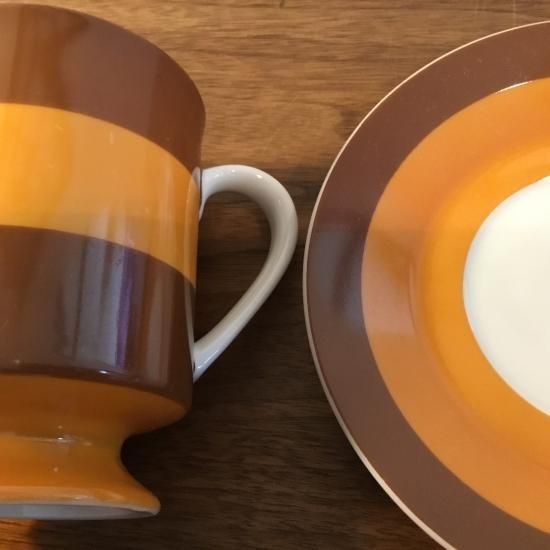 完璧 ミッドセンチュリーなオレンジ×ブラウンのカップ＆ソーサー アンティーク雑貨