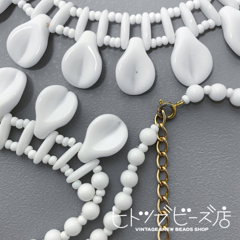 ڥȥåȡVintage German white petal bead necklace.