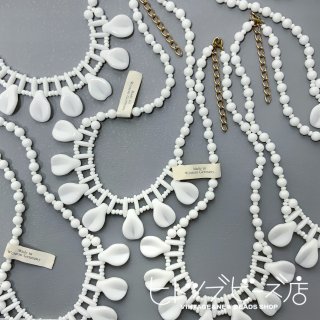 【アウトレット】Vintage German white petal bead necklace.