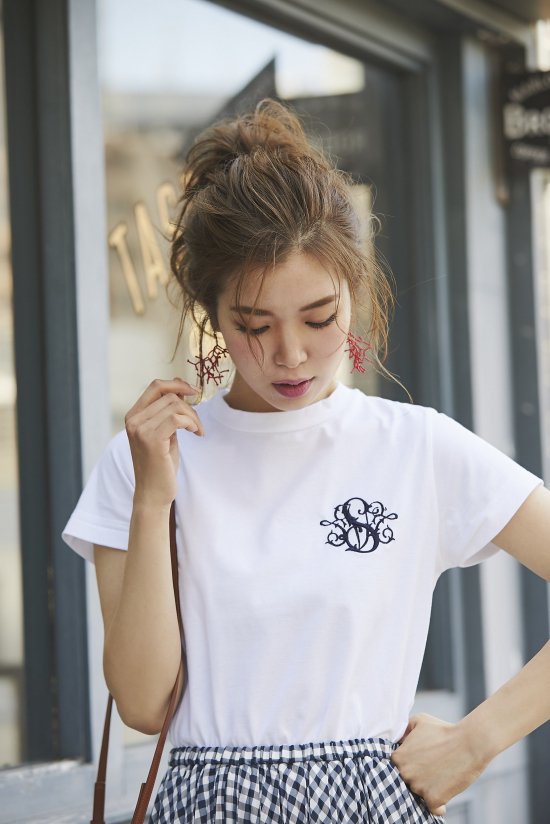 新品未使用　seventen セブンテン刺繍Tシャツ(ホワイト×ベージュ) M