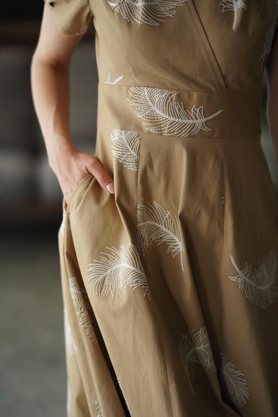 多様な フェザー刺繍ワンピース(ミディ丈) - seventen ワンピース
