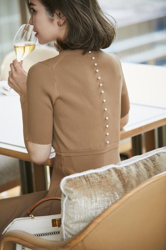 バックパールニットドレス(キャメル) - seventen