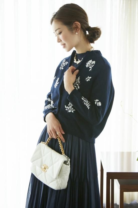 豊富な商品から フラワー手刺繍カーディガン(ネイビー) seventen - ニット/セーター