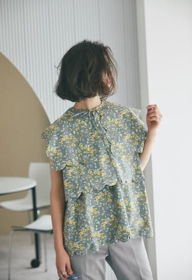 再入荷】襟付きスカラップトップス/グレー(小花柄) - seventen