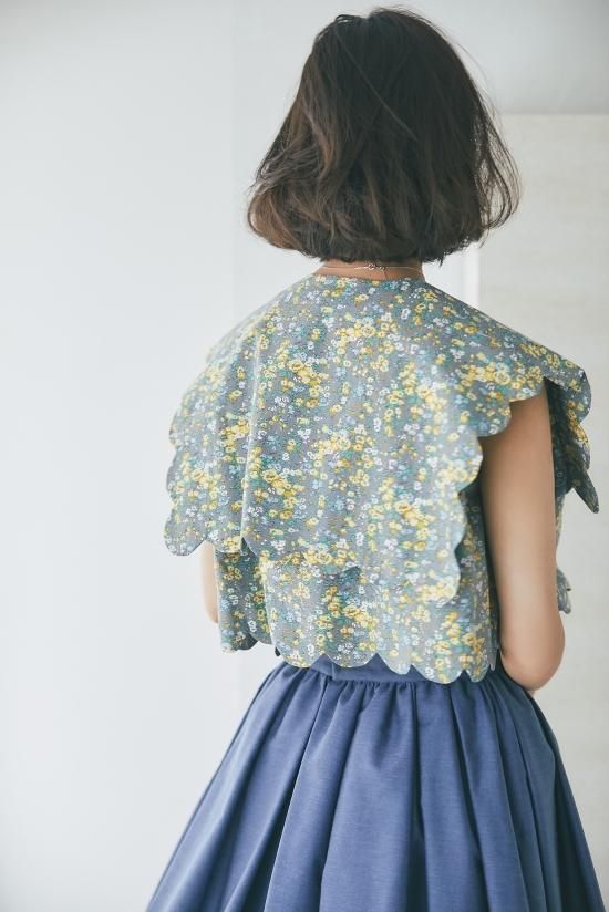 再入荷】襟付きスカラップトップス/グレー(小花柄) - seventen