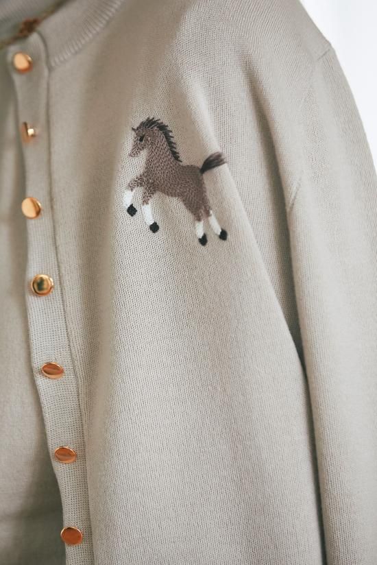 ワンポイント刺繍カーディガン(エクリュ) - seventen ワンポイント刺繍カーディガン(エクリュ) - seventen