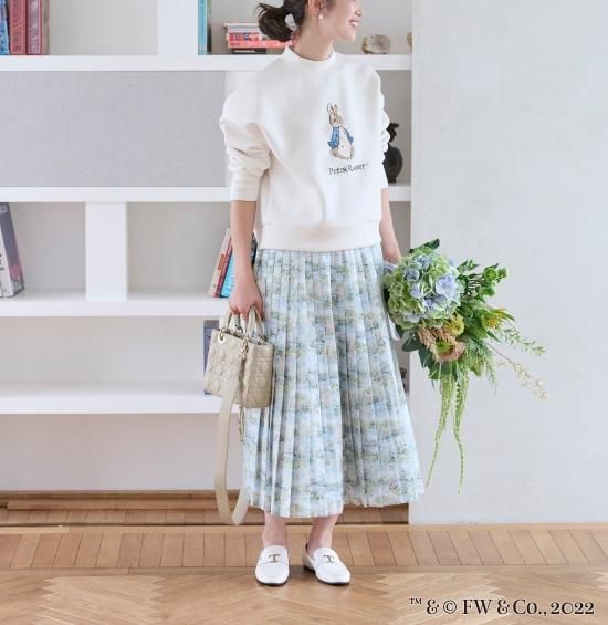 再入荷】ピーターラビット™️刺繍トレーナー(オフホワイト 再入荷】ピーターラビット™️刺繍トレーナー(オフホワイト
