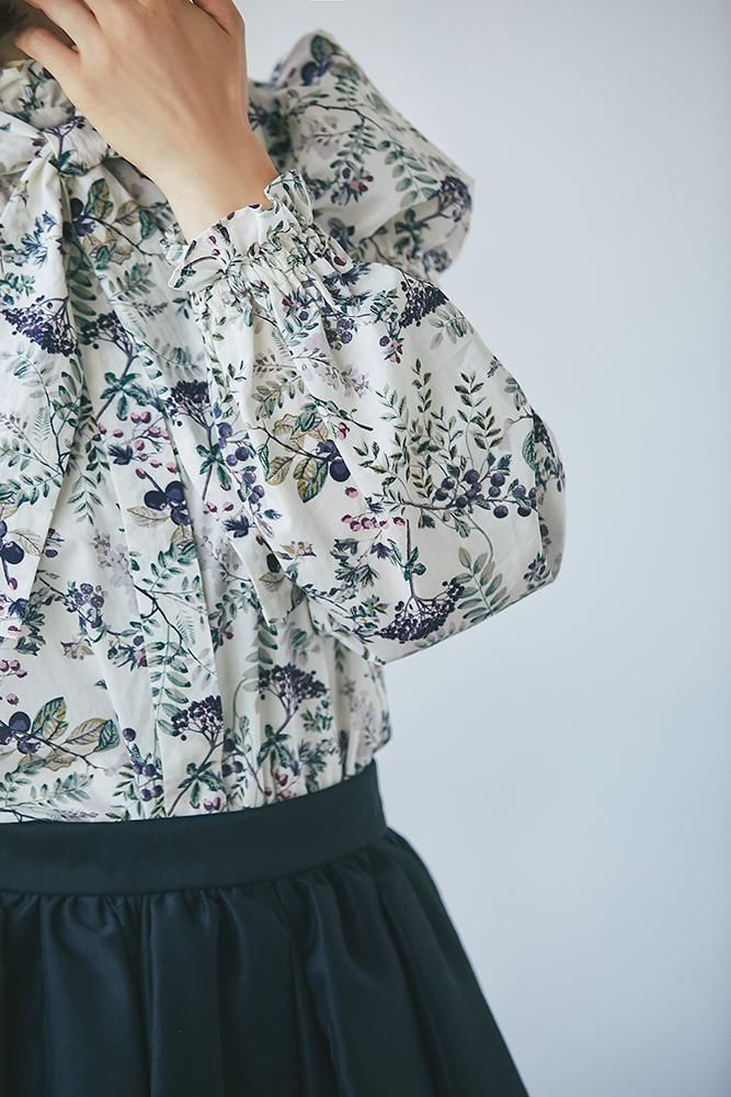 セブンテン木の実柄プリントブラウスオフホワイトブラウス