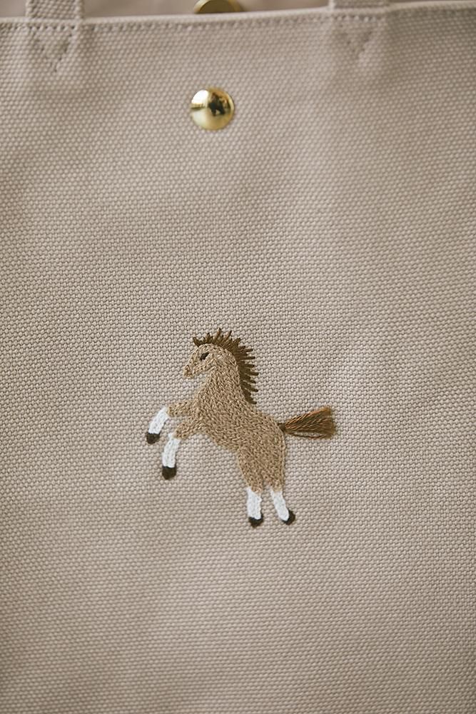 再入荷】ワンポイント刺繍トートバッグ(グレージュ/大) - seventen 再入荷】ワンポイント刺繍トートバッグ(グレージュ/大) - seventen