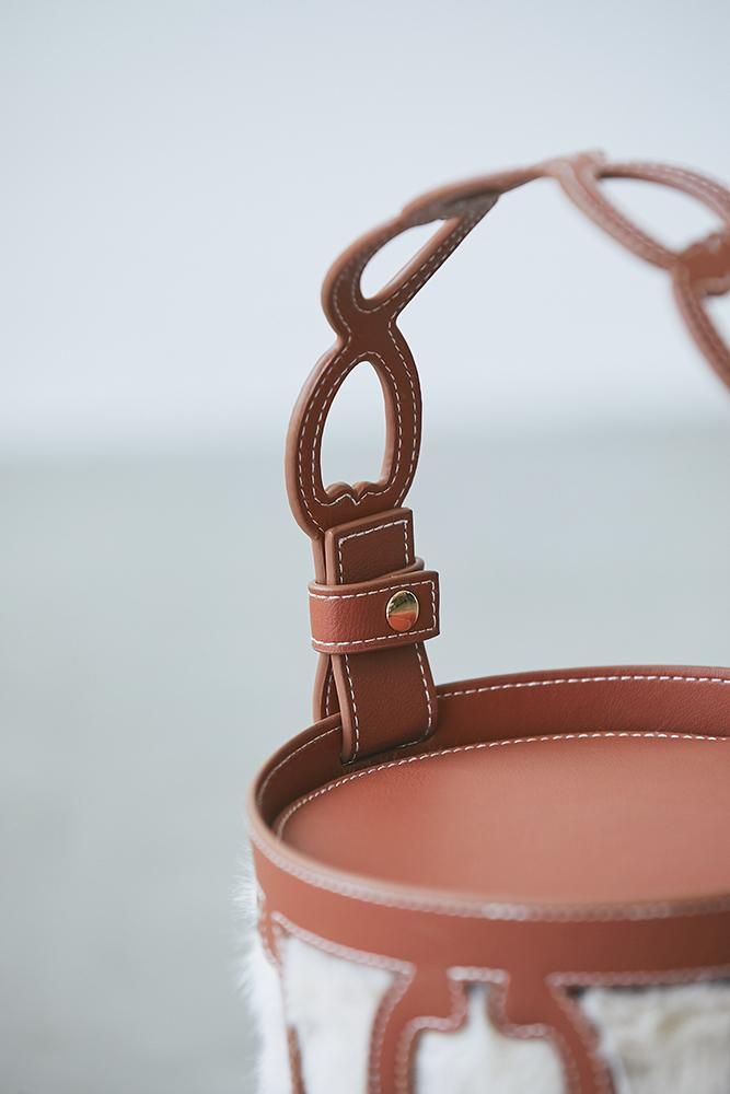 SEVEN TEN　セブンテン　カットワークレザーバケットバッグ　ファーインナー 再入荷】カットワークレザーバケットバッグ - seventen