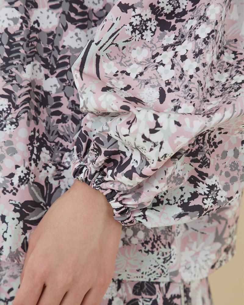 【新品同様】セブンテンseventenプリントフリルブラウス　グレージュ　S プリントフリルブラウス(グレージュ) - seventen