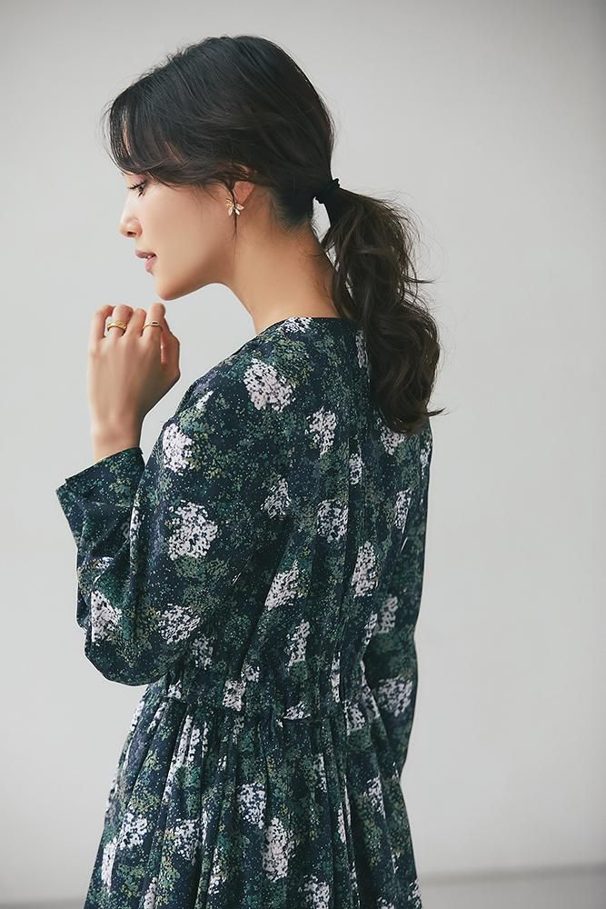 完売品✨　セブンテンバイミホカワヒト　ピンタックプリントワンピース　花柄　総柄 再入荷】ピンタックプリントワンピース(ネイビー) - seventen