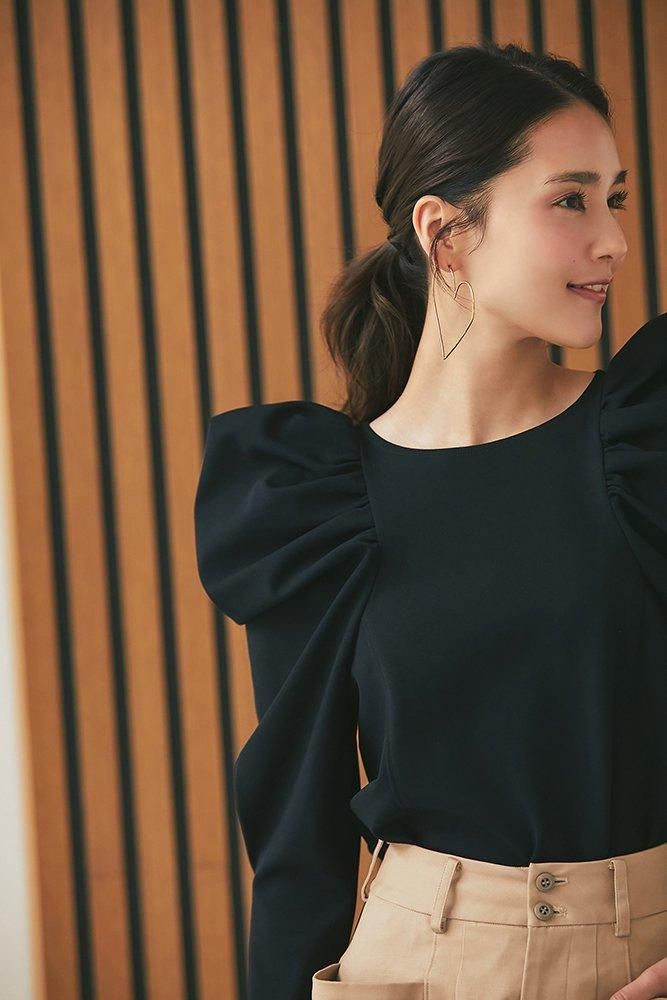 再入荷】ポインティショルダートップス(ブラック) - seventen