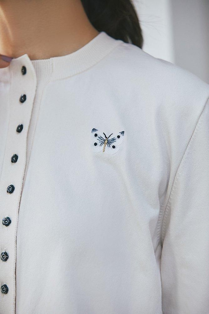 ワンポイント刺繍カーディガン(オフホワイト) - seventen ワンポイント刺繍カーディガン(オフホワイト) - seventen