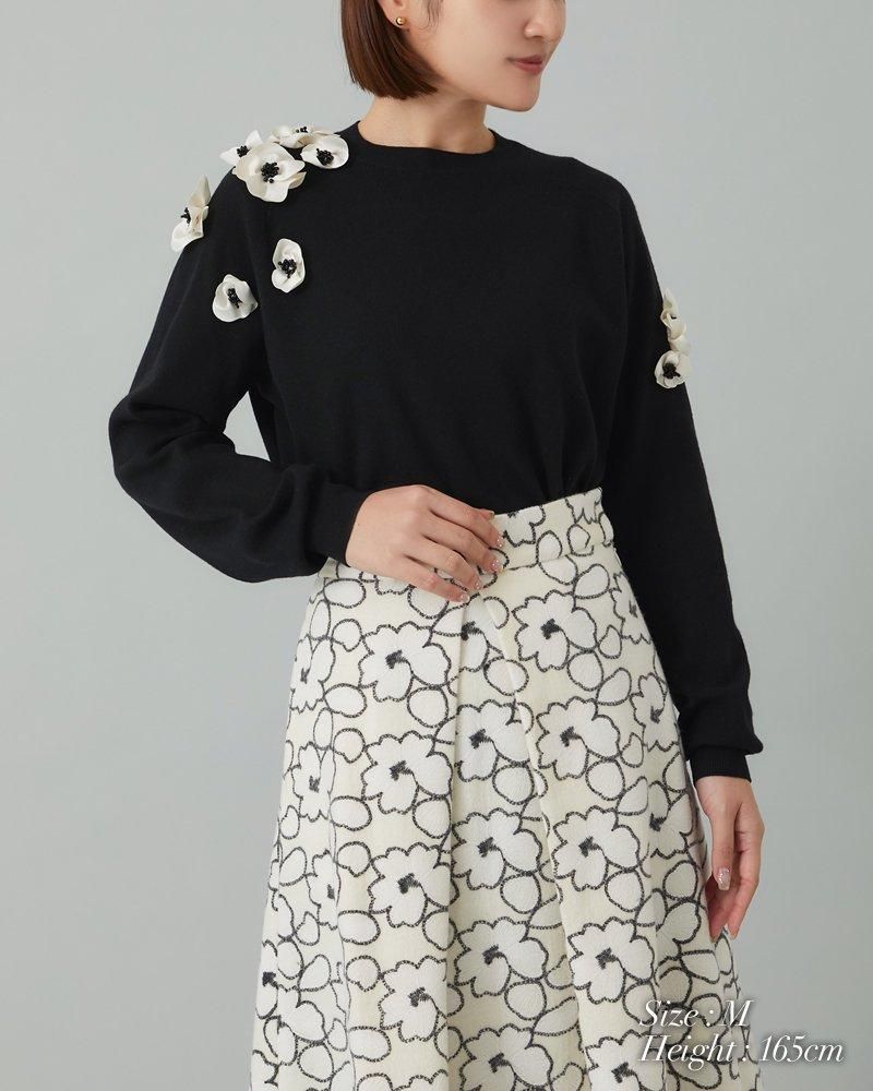 サテンフラワーモチーフニット(ブラック×ホワイト) - seventen