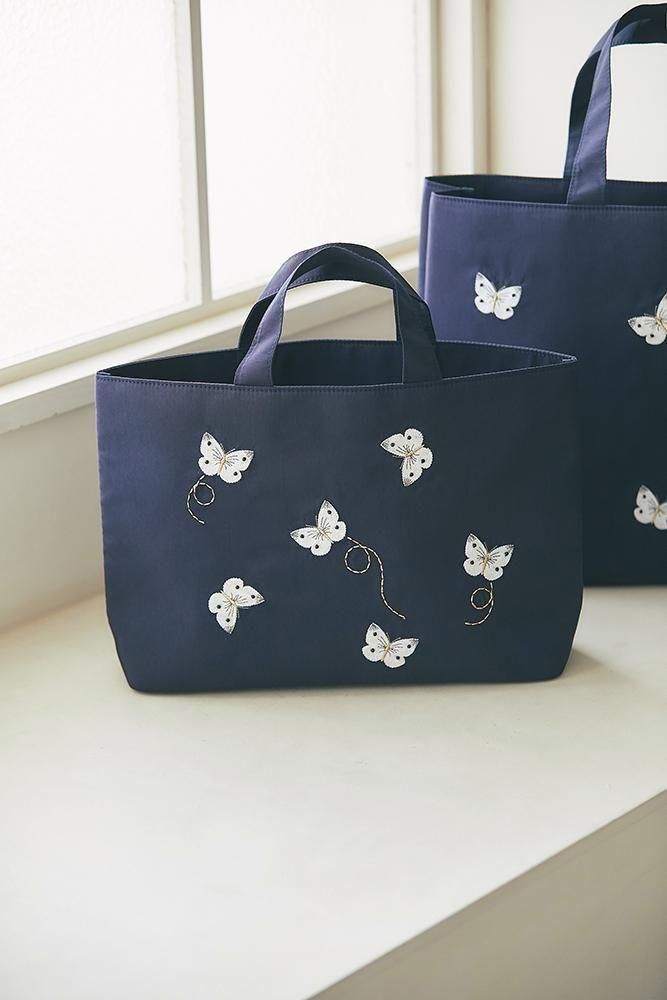 【SALE／60%OFF】 バタフライ刺繍ミディアムバッグ(ネイビー) - seventen バッグ
