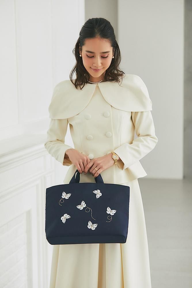 【ラッピング不可】 バタフライ刺繍ミディアムバッグ(ネイビー) seventen - バッグ