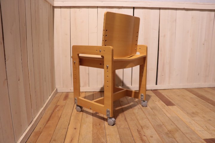 人気の無印良品(MUJI)のブナ材積層合板のデスクチェアーです！！ビーチ材のプライウッドがナチュラルな質感の子供用椅子は高さ調整も可能なので末永くご使用いただけます♪  - kokoelma　-ココエルマ- 　雑貨・中古家具・北欧家具・アンティーク家具の通販　インテリアショップ　多摩市東寺方 