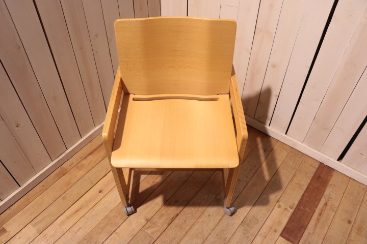 人気の無印良品(MUJI)のブナ材積層合板のデスクチェアーです！！ビーチ材のプライウッドがナチュラルな質感の子供用椅子は高さ調整も可能なので末永くご使用いただけます♪  - kokoelma　-ココエルマ- 　雑貨・中古家具・北欧家具・アンティーク家具の通販　インテリアショップ　多摩市東寺方 