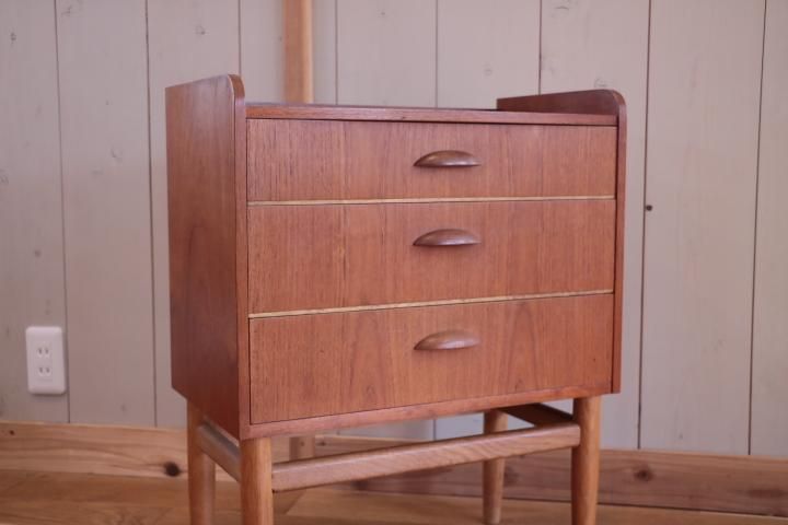 北欧家具◇デンマークより入荷した、チーク材の3段チェストです 北欧家具◇デンマークより入荷した、チーク材の3段チェストです