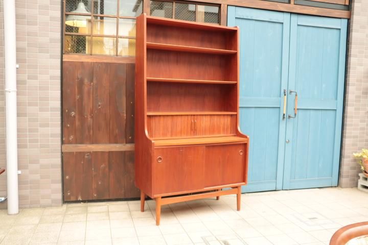 デンマークより入荷した、チーク材を使用したブックシェルフです