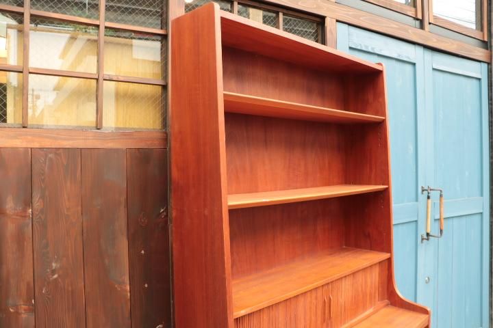 デンマークより入荷した、チーク材を使用したブックシェルフです デンマークより入荷した、チーク材を使用したブックシェルフです