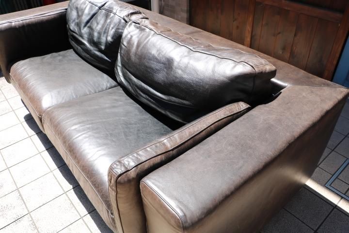 イタリアのブランドGiovanni Erbaの総皮革 トリプルソファーです