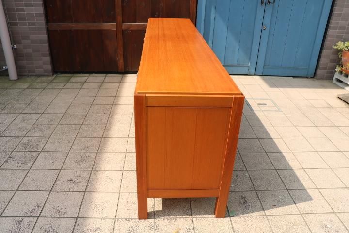 天童木工(TENDO)のシンプルなデザインのサイドボードです 天童木工(TENDO)のシンプルなデザインのサイドボードです